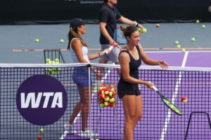 Las jugadoras internacionales convivieron y pelotearon con los pequeños talentos, fortaleciendo la Magia del tenis en Mérida en una jornada llena de ilusión.