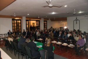 Entrega de la Medalla “Gonzalo Cámara Zavala” 2025 durante la Sesión Solemne de la Liga de Acción Social, en reconocimiento a una trayectoria dedicada al servicio social y al fortalecimiento del tejido comunitario en Mérida.