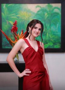 Monserrat Contreras Ponce sonríe tras recibir la invitación oficial de la alcaldesa Yolanda Osuna Huerta para representar a Centro en la Feria Tabasco 2026.