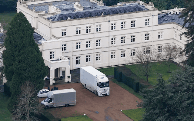 Mudanza del expríncipe Andrés bajo la mirada pública