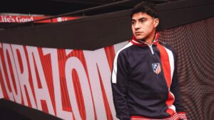 Obed Vargas posa con la camiseta del Atlético de Madrid tras concretar su llegada desde Seattle Sounders.