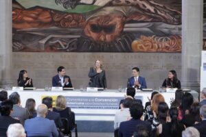 La Ministra Loretta Ortiz durante la presentación del libro “Comentarios a la Convención Americana sobre Derechos Humanos” en la Suprema Corte, destacando la importancia de fortalecer la interpretación judicial con enfoque en derechos humanos.