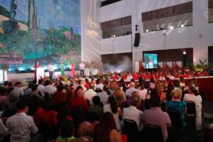 Ambiente de fiesta, música y tradición durante la presentación de la Portavoz de Centro en la Feria Tabasco 2026 en la Plaza La Ceiba del Palacio Municipal.
