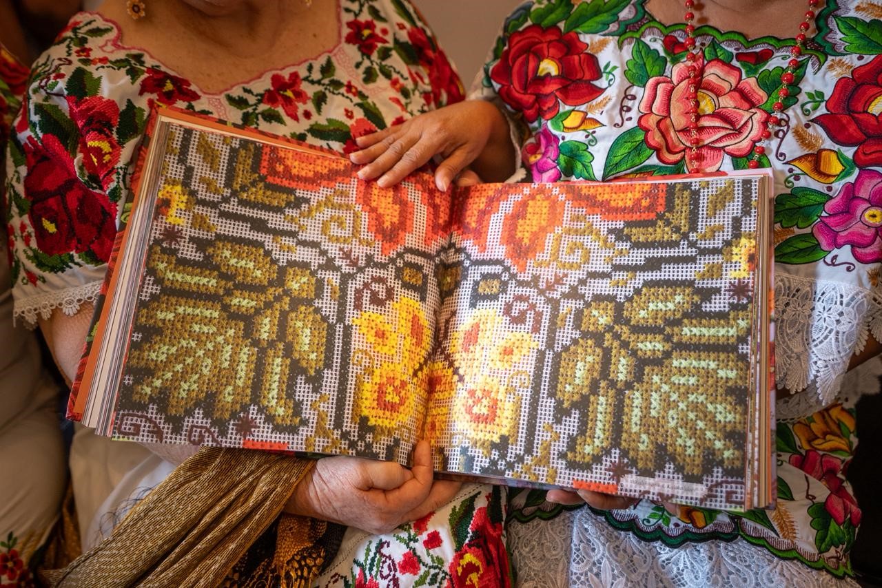 Presentan libro sobre el bordado maya de Yucatán como patrimonio vivo