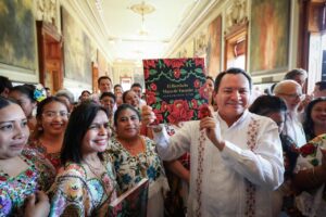 Gobernador Joaquín Díaz Mena encabezó la presentación del libro “El bordado maya de Yucatán: patrimonio vivo”, que documenta la vigencia de esta tradición textil