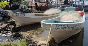 Embarcaciones aseguradas tras ser detectadas dentro del área de exclusión de la plataforma CARMEN II, como parte del operativo de protección marítima en Tabasco.