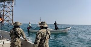 Personal de Resguardo Marítimo Federal (REMAFE) inspecciona documentación y equipo de seguridad de las embarcaciones intervenidas en la Capitanía de Puerto de Frontera.