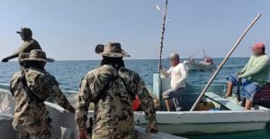 Elementos de la Secretaría de Marina durante operativo de vigilancia en zona de exclusión marítima frente a plataformas petroleras en Frontera, Tabasco.