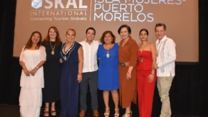 Irma Alviso Rentería rinde protesta como Presidenta del Club Skål Internacional 723 Isla Mujeres–Puerto Morelos, durante la ceremonia realizada en el Hotel Atelier Playa Mujeres.