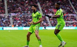 Raúl Jiménez celebra tras marcar de cabeza y ampliar su marca histórica en la Premier League, donde Raúl Jiménez logró un nuevo récord con el Fulham F.C.