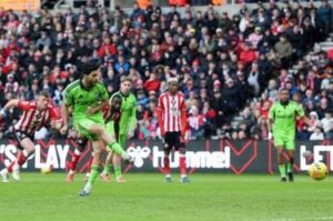 Raúl Jiménez ejecuta con precisión desde el punto penal y firma el nuevo récord en Inglaterra con el Fulham F.C. en la Premier League.