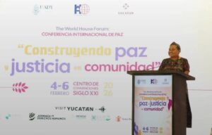 Asistentes a la Conferencia Internacional por la Paz escuchan el mensaje de Rigoberta Menchú, quien destacó el papel de las juventudes y el sector empresarial en la construcción de una sociedad más justa y pacífica.