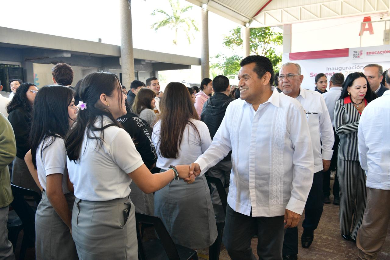 Reafirma Javier May compromiso con la educación 