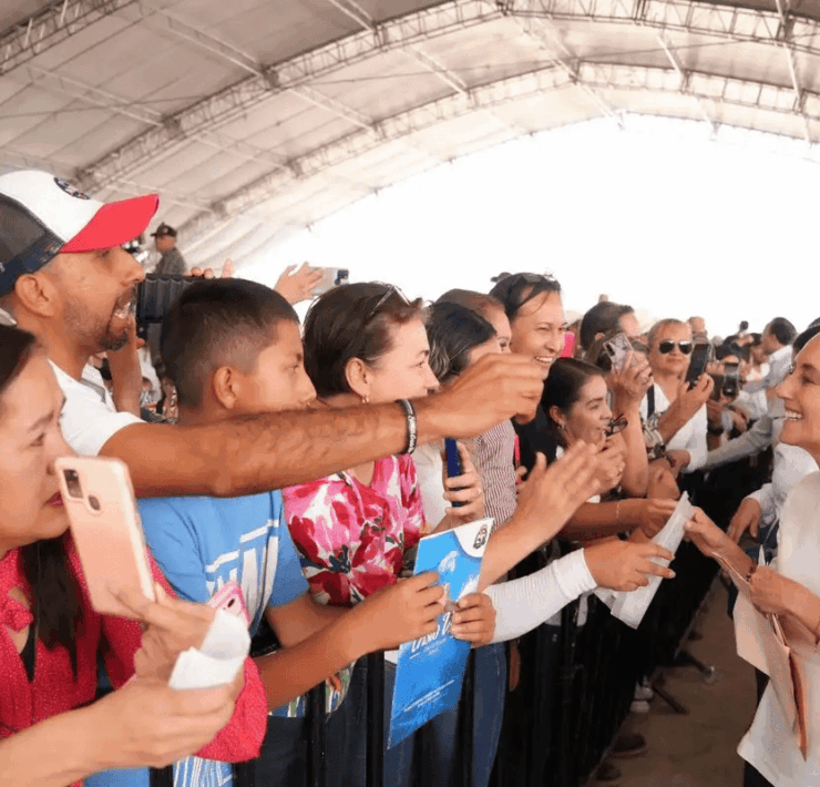 Sheinbaum interrumpe protocolo en Saltillo