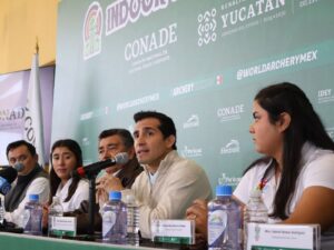 El gobernador Joaquín Díaz Mena y Rommel Pacheco, titular de la CONADE, durante la presentación oficial de la Serie Mundial de Tiro con Arco Bajo Techo 2026 en Mérida.