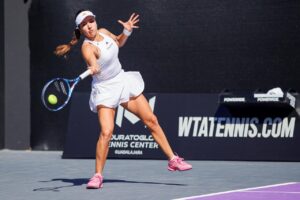 Giuliana Olmos inicia su camino en dobles, reafirmando la Sangre latina en la pista del WTA 500 de Mérida.