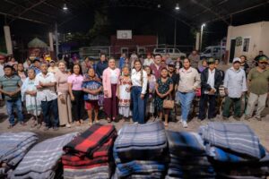 Entrega de 1600 cobertores en comunidades del interior como parte de las acciones preventivas del DIF Yucatán para proteger a las familias ante las bajas temperaturas.