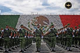 Soldados del Ejército Mexicano rinden honores en el marco del aniversario institucional, destacando su papel histórico en la defensa de la soberanía y el orden constitucional de México.