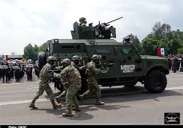 Formación oficial del Ejército Mexicano durante acto conmemorativo, símbolo de disciplina, lealtad y compromiso con la seguridad y el bienestar de la nación.