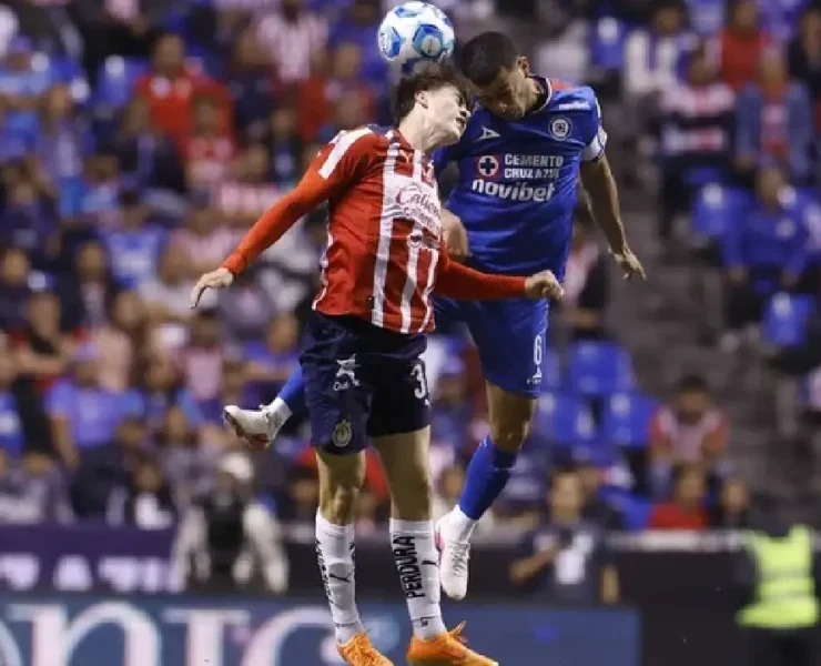 ¡Cruz Azul le quito el invicto a las Chivas y sacude la Liga MX!