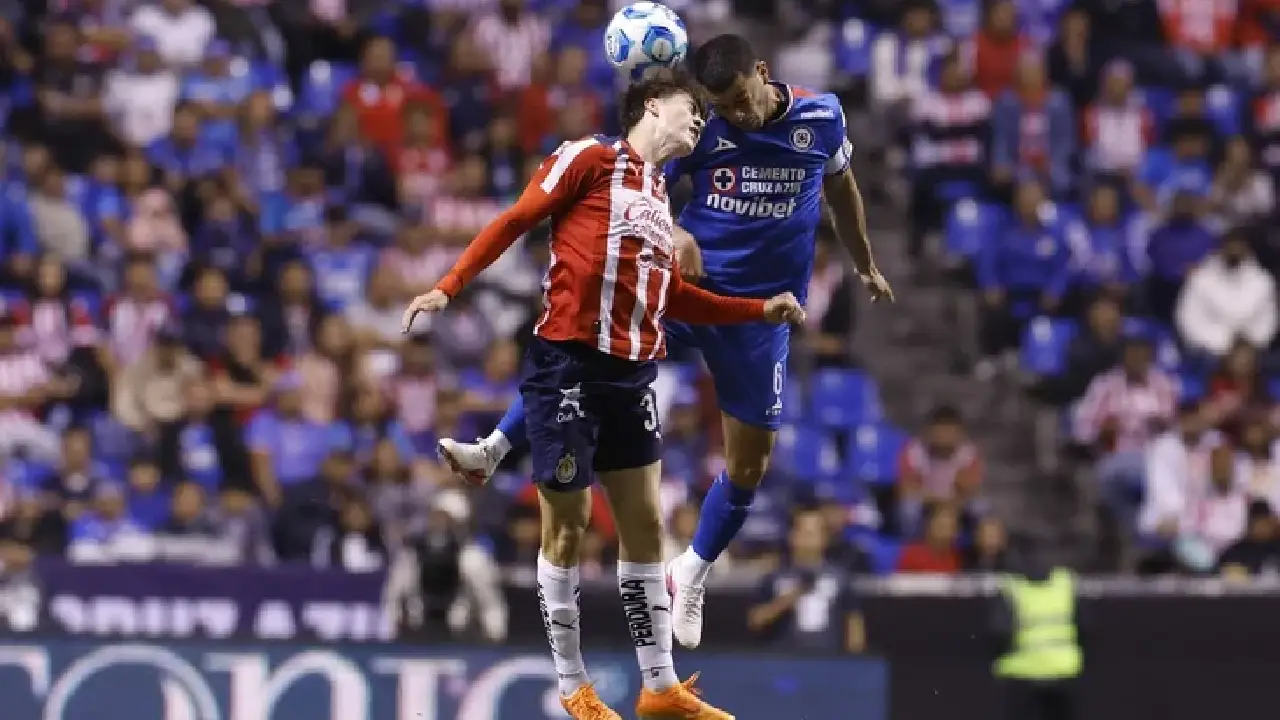 ¡Cruz Azul le quito el invicto a las Chivas y sacude la Liga MX!