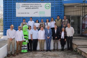 Joaquín Díaz Mena y el secretario de Salud del Gobierno de México, David Kershenobich Stalnikowitz, visitaron el Laboratorio de Control Biológico del Aedes aegypti–Wolbachia