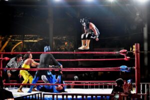 Impactante vuelo desde la tercera cuerda durante la Función de Lucha Libre en Tabasco, donde los gladiadores de Lucha Libre AAA Worldwide hicieron estallar la arena con su espectacular desempeño.