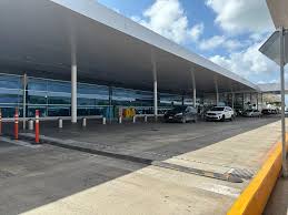 El Aeropuerto Internacional de Mérida se ilumina de morado como símbolo de reconocimiento al trabajo, liderazgo y compromiso de las mujeres en el sector aeroportuario.