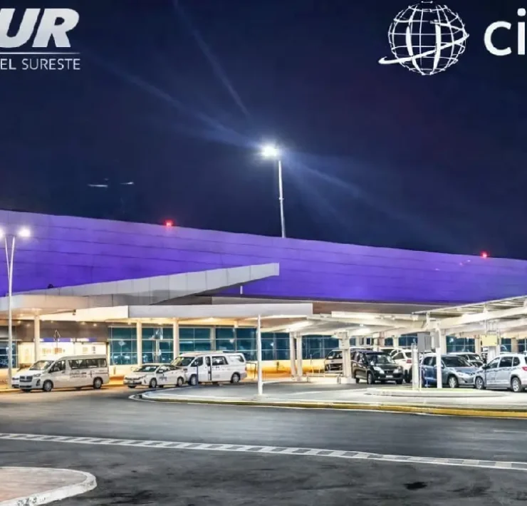 Aeropuerto Internacional de Mérida se ilumina de morado por el Día Internacional de la Mujer