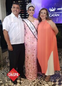 Andrea Gutiérrez Zamudio acompañada de sus padres