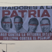 Aparecen mantas contra diputados del PT y PVEM en Oaxaca