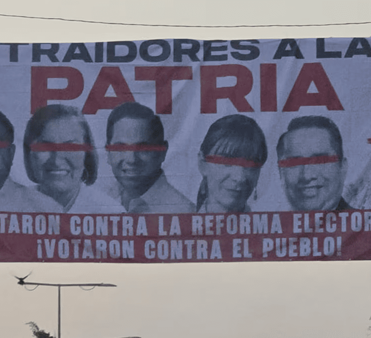 Aparecen mantas contra diputados del PT y PVEM en Oaxaca