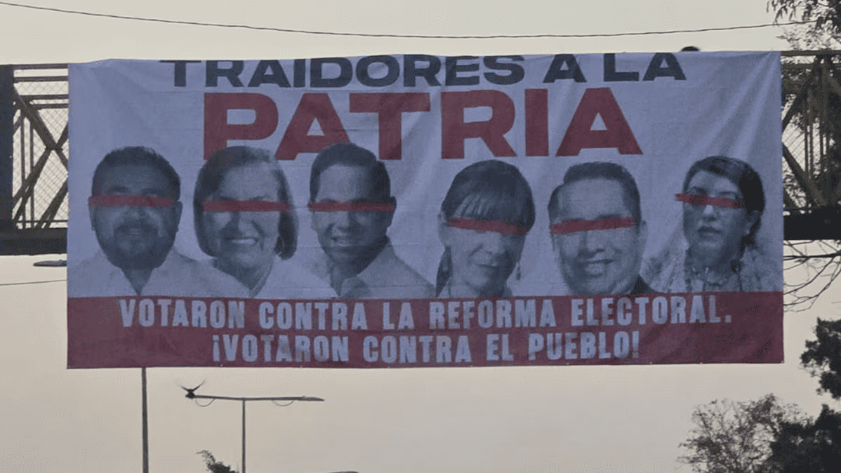 Aparecen mantas contra diputados del PT y PVEM en Oaxaca