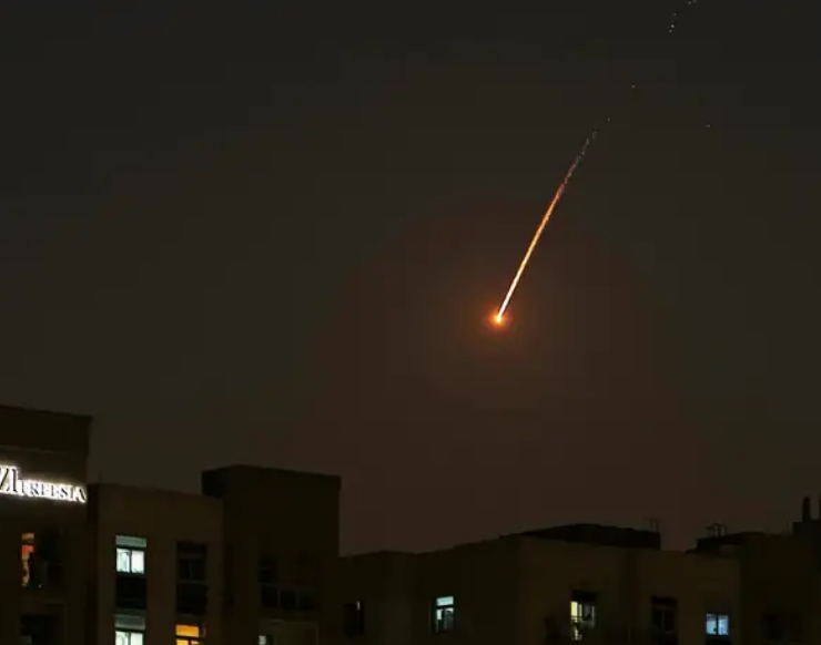 Un muerto y 11 heridos en aeropuertos de Dubai y Abu Dabi