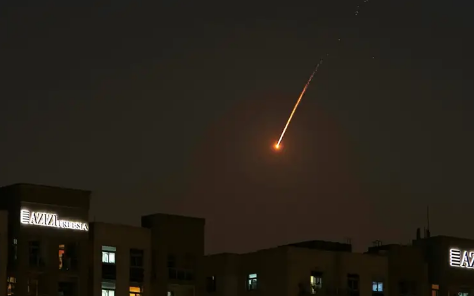 Un muerto y 11 heridos en aeropuertos de Dubai y Abu Dabi