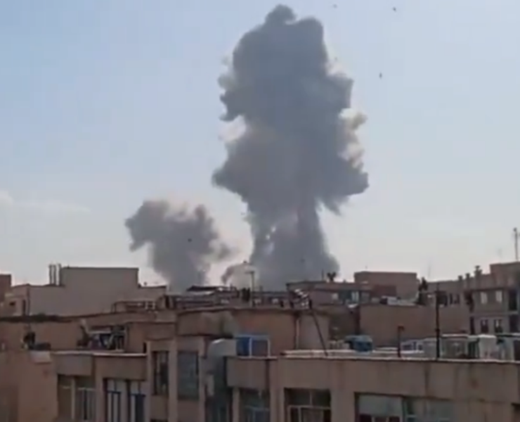 Continúan los bombardeos contra bases de EEUU