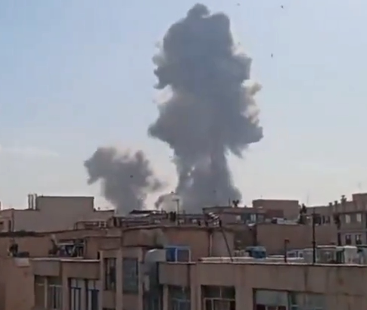 Continúan los bombardeos contra bases de EEUU