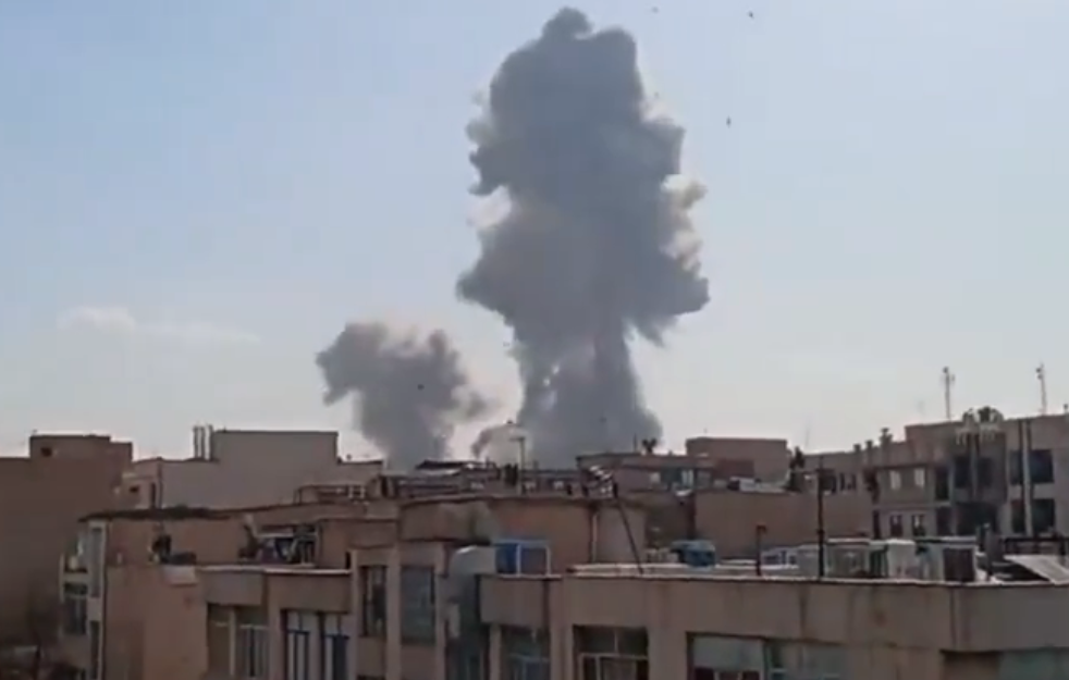 Continúan los bombardeos contra bases de EEUU