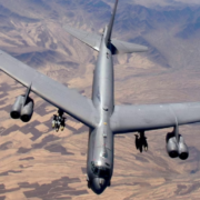 EEUU ya impactó 2.000 objetivos en Irán y envió un avión bombardero masivo