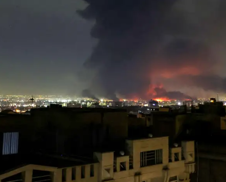 Incendio en aeropuerto de Teherán tras fuerte ataque de Irán