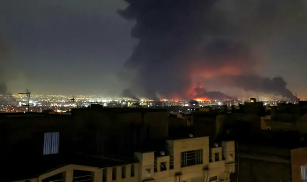 Incendio en aeropuerto de Teherán tras fuerte ataque de Irán