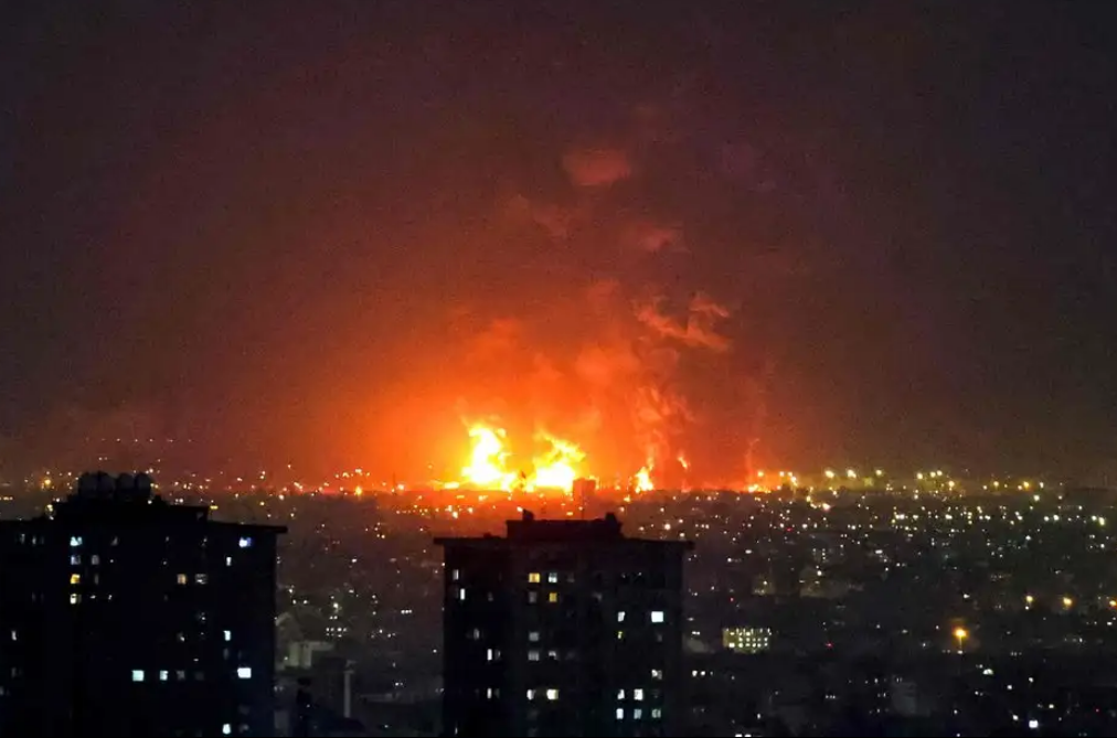 Israel ataca infraestructura petrolera de Irán con apoyo de EEUU