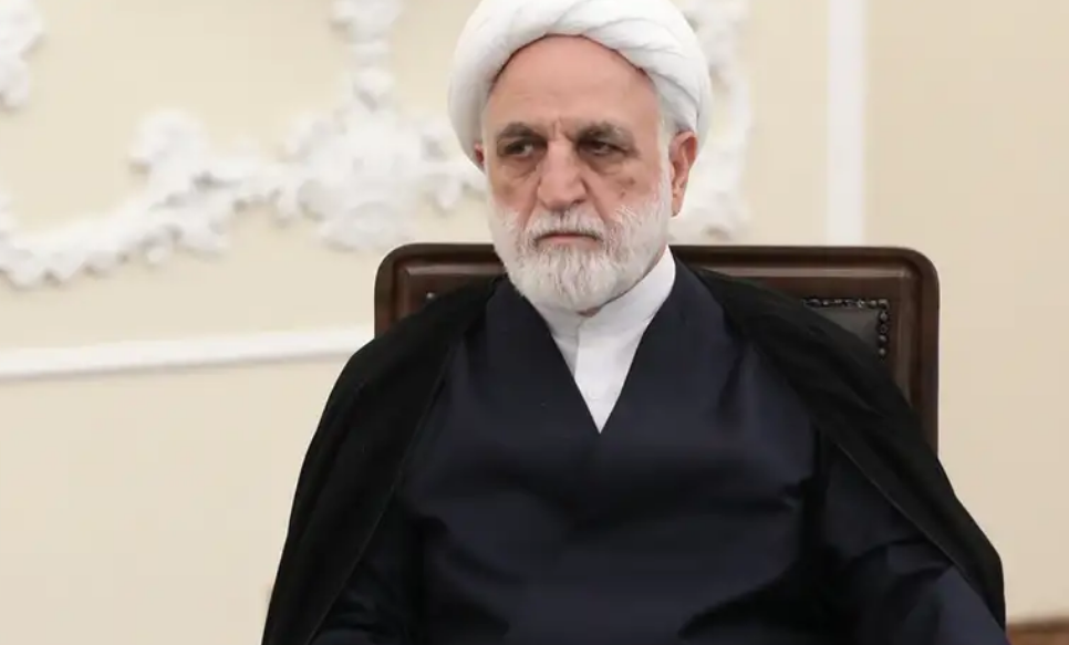 Irán acusa a sus "vecinos" de traición en plena transición política