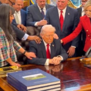 Líderes religiosos rezan por Trump en la oficina Oval