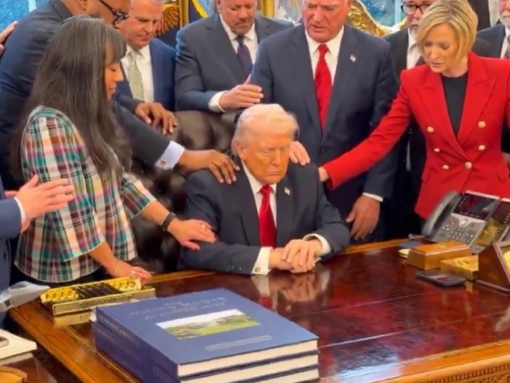 Líderes religiosos rezan por Trump en la oficina Oval