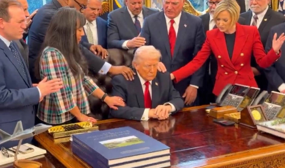 Líderes religiosos rezan por Trump en la oficina Oval