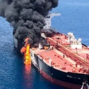 Carguero es alcanzado por proyectil en Ormuz causando enormes daños