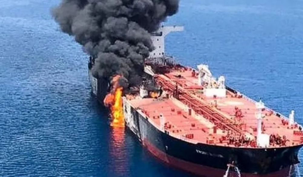 Carguero es alcanzado por proyectil en Ormuz causando enormes daños