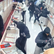 Banda roba 1.7 millones de dólares en joyas en tan solo 70 segundos