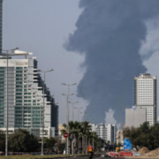 EEUU bombardea principal puerto petrolero de Irán sacudiendo la región